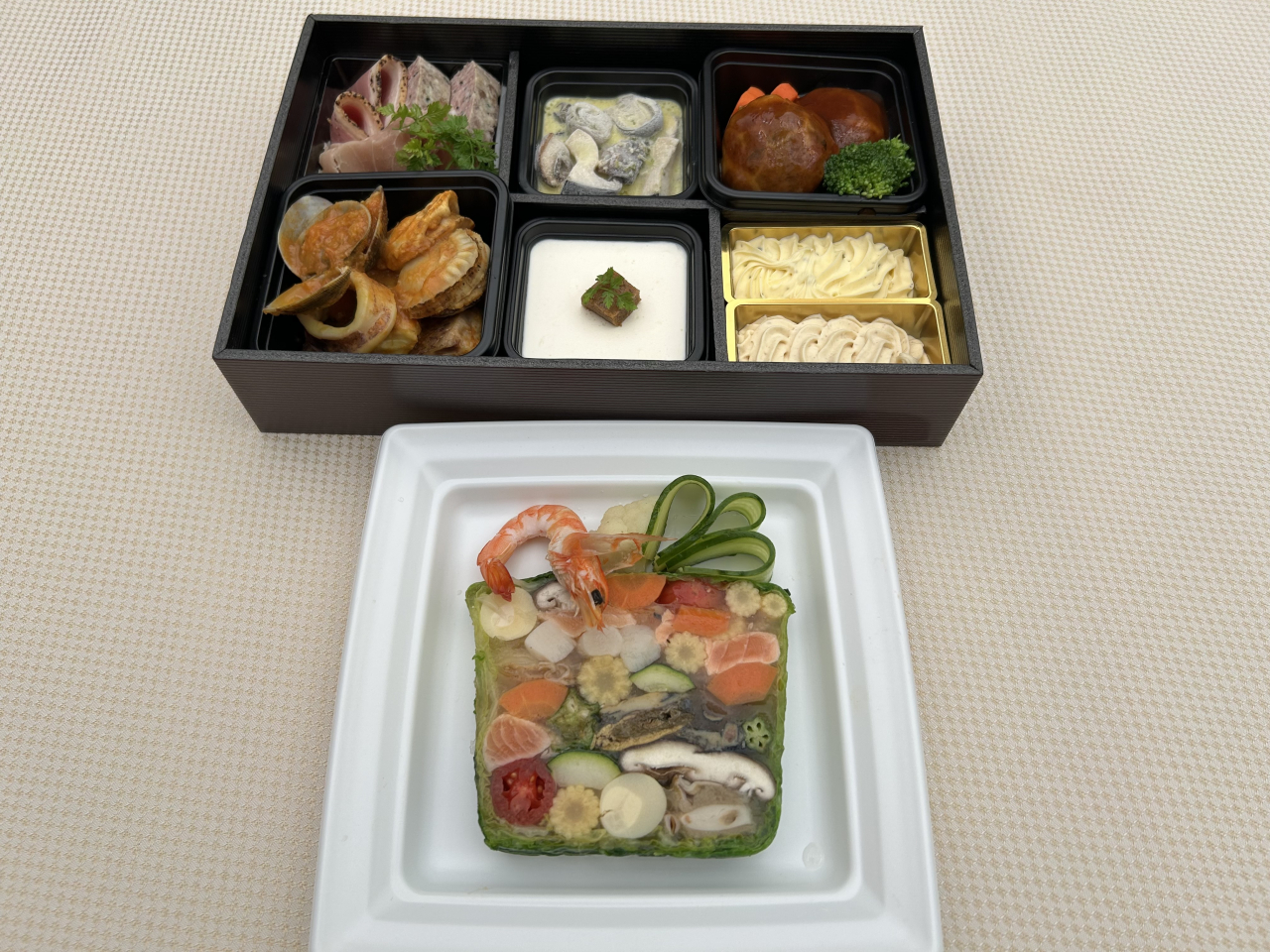 「お持ち帰りセット」始めました。
1セット　10800円
シェモアの名物「海の幸のゼリー寄せテリーヌ」「ウニのフラン」
「魚介のブイヤベース」
「トリュフ風味の牛肉のハンバーグ」などなど……
前日までのご予約で承ります。
お受取りは16時〜17時半です。
よろしくお願いいたします。