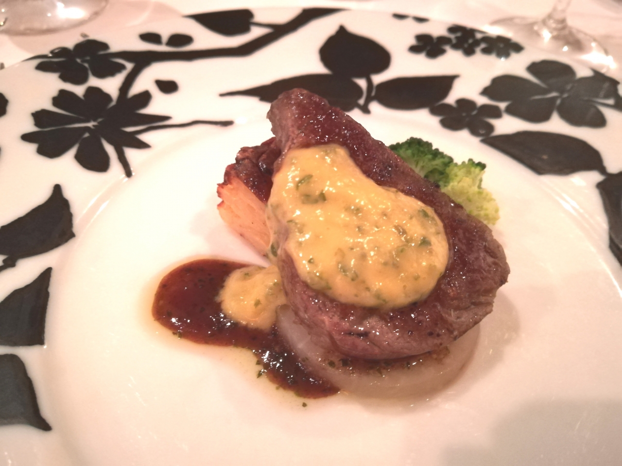 大変申し訳ございませんが、それぞれのコース、「国産牛のフィレ肉ステーキ」が880円UPになりました。すみません！