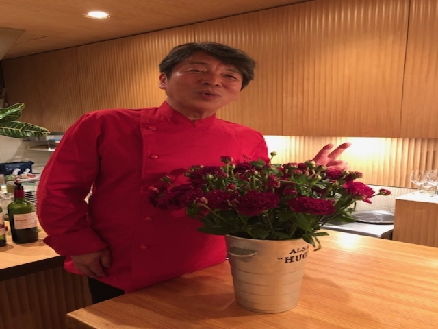 ９月１日、中島Chef還暦！！
赤いちゃんちゃんこならず、赤いコックコートのプレゼント！